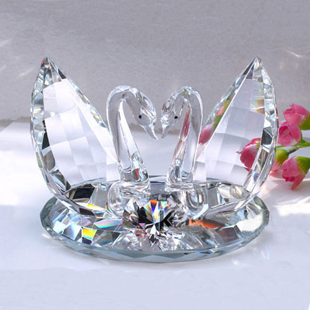 Ornamenti di cristallo di figurina di cigno baciante grazioso